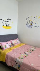 伯恩仓Sweet Homestay 3RM @ Penthouse Apartment in Brinchang的一间卧室配有粉红色的床和Hello Kitty枕头