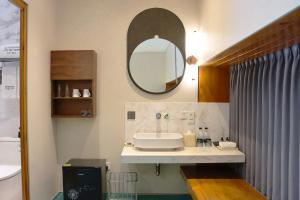 南京南京四方酒店，傲途格精选的一间带水槽和镜子的浴室