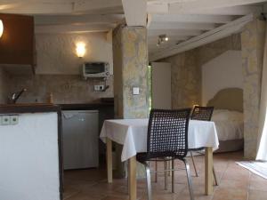 滨海卡涅塞尚别墅的厨房配有桌椅和1张床
