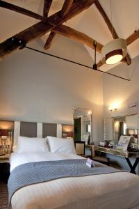 唐克斯特瑞德莱恩锐瑟斯庞酒店的一间卧室配有一张大床和一张书桌