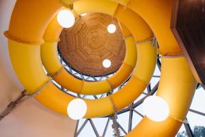 索瓦塔HOTEL CRYSTAL WELLNESS & SPA superior的吊在天花板上的黄色大吊灯