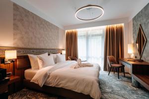 索瓦塔HOTEL CRYSTAL WELLNESS & SPA superior的酒店客房设有一张大床和一张书桌。