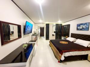 罗勇Sea Sand Sun Resort的一间卧室配有一张大床和一台平面电视