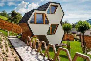 莫济列Honeycomb Chalets And Apartments Mozirje - Happy Rentals的木甲板顶上的房屋