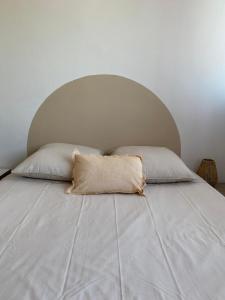 皮特讷阿Studio moderne avec vue mer - Pietranera - Proche Bastia的床上有2个枕头
