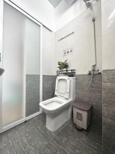 大叻Khoảng Lặng ATP的一间带卫生间和淋浴的浴室