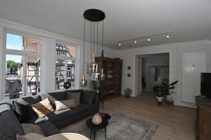 策勒Altstadtjuwel的客厅配有沙发和桌子