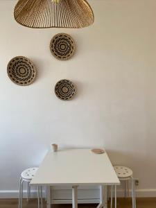 皮特讷阿Studio moderne avec vue mer - Pietranera - Proche Bastia的白色的桌子和两把凳子靠着白色的墙壁