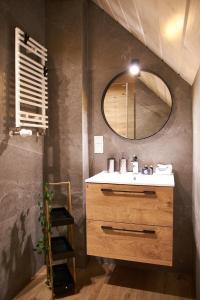尤斯托尼莫斯基Siedlisko Malechowo的一间带水槽和镜子的浴室