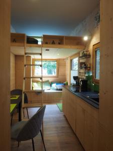 瓦尔茨胡特田根Tiny House am idyllischen Schlüchttal Naturcampingplatz的客房设有带双层床的厨房。