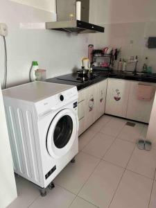古晋TT3 Soho@Tabuan Tranquility near Unimas,Tunku Putra的厨房配有洗衣机