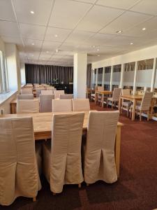 哈诺桑德城市酒店的一间会议室,配有长木桌子和椅子
