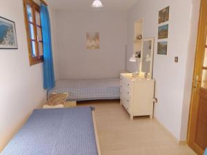 索瓦拉Explore Aegina Island的一间卧室配有一张床、一个梳妆台和一扇窗户。