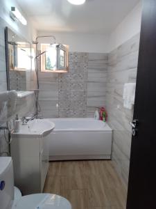 乔阿久拜Casa Bocan的白色的浴室设有浴缸和水槽。