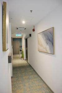哥打京那巴鲁Homi Breeze 和逸微风的医院的走廊,墙上有绘画