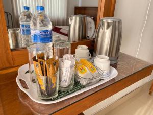 康提莎尼坎迪旅馆的一个带杯子和瓶装水的托盘的柜台