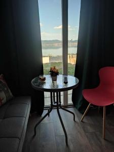 诺弗多伊兰Villa Twins的窗户房间里一张桌子和一把椅子