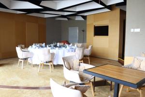 南京南京四方酒店，傲途格精选的一间会议室,配有长桌子和椅子