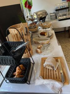 波尔图瓦伊塔酒店的一张桌子上放着一篮面包和糕点