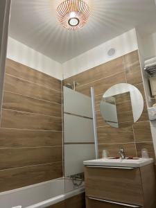 枫丹白露贝拉枫丹白露酒店的一间带水槽和镜子的浴室