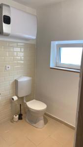 韦切什Night & Flight Airport Apartman的一间带白色卫生间的浴室和窗户。