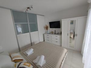 卡尔卢巴格Apartments Marecic的一间白色卧室,配有床和电视