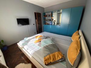 彼得罗沙尼Comfort Home Apartment 2的一张床上有两个枕头的房间