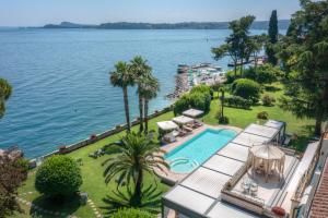 加尔多内-里维耶拉卡普里别墅酒店的享有带游泳池的度假村的空中景致