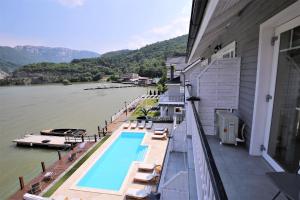 埃尔埃尼塔Serenity的阳台设有游泳池,毗邻河流