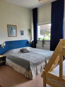 Karl GustavKG SleepOver的一间卧室设有一张大床和一个窗户。