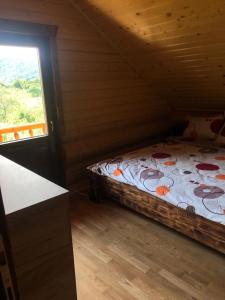 MoldoveneştiCasa din Deal的一间位于带窗户小屋的卧室
