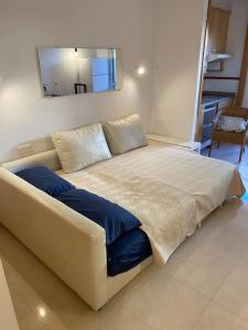 托雷德本纳贾尔邦Costa del Golf的一张大床,位于带镜子的房间里