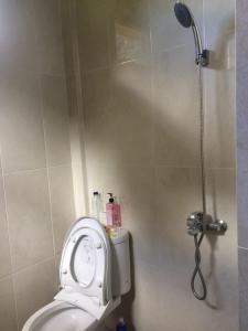 Arau洛伊玛阿布多民宿的浴室设有淋浴和卫生间。