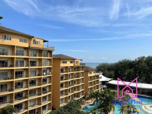 万津Gold Coast Morib Resort的享有带游泳池和大楼的度假村景色