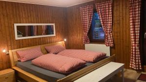 Vedder's Berghütte客房内的一张或多张床位