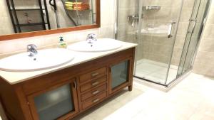 科斯塔卡玛Top Cocoon Powered by SolymarCalma的一间带两个盥洗盆和淋浴的浴室