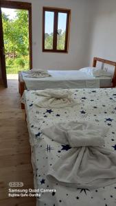 Guest House Qafe Dardha - Tomorr National Park客房内的一张或多张床位