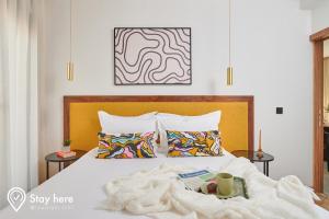 卡萨布兰卡Stayhere Casablanca - Gauthier 2 - Contemporary Residence的一间卧室配有一张床铺,床上有毯子