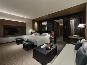 南京南京园博园悦榕庄的酒店客房,配有床和沙发