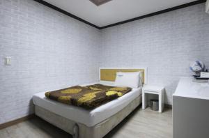 大邱城市之梦汽车酒店的一间卧室配有床和水槽