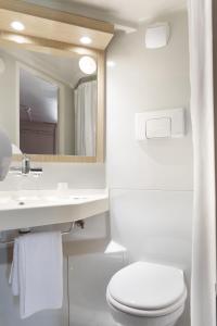 勒河畔的圣马丁Première Classe Châlons-en-Champagne的白色的浴室设有卫生间和水槽。