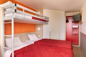 勒河畔的圣马丁Première Classe Châlons-en-Champagne的一间卧室配有两张双层床和红色床罩