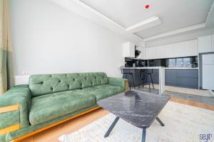 开塞利ELEGANCE PRESTİGE的客厅配有绿色沙发和桌子
