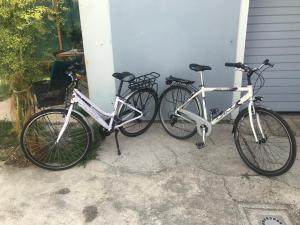 佩萨罗Bonsai - Bed & Breakfast的三辆自行车停在房子旁边