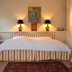 Basthorst巴斯托尔斯特加特酒店的卧室配有带两盏灯的白色床