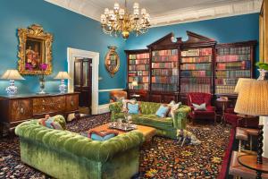 伦敦The Gore London - Starhotels Collezione的带沙发和书架的客厅