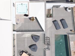 波多河丽Olvos Luxury Villas Porto Heli的享有带遮阳伞的客厅的顶部景色。