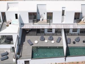 波多河丽Olvos Luxury Villas Porto Heli的享有带游泳池的房屋的空中景致