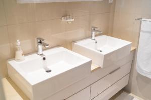 哈博罗内Studio 1101 iTower的浴室设有2个白色水槽和淋浴。