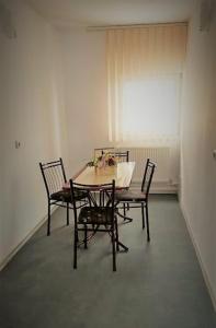 布拉索夫Casa de sus的客房设有桌椅和窗户。